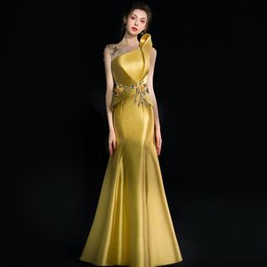 2023 Elegant guld paljetterad sjöjungfru prom klänningar en axel hals sida delad aftonklänningar satin svep tåg specialtillfälle form2406