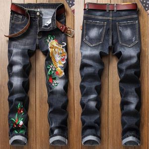 Jeans masculino com crachá bordado estilo calças de brim calças masculinas casuais com remendo fino jeans solto rasgado homem261p