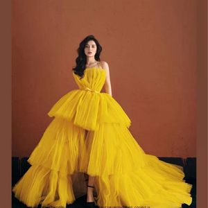 Puffy High Low Yellow Prom Dresses Short Front Long Back Tulle Cinghie senza spalline Abiti da sera convenzionali Gonna a file Pageant Special 215o