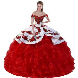 Lebendiges, schulterfreies, besticktes Quinceanera-Kleid mit 3D-Rosenblumen, mexikanische Charro-Medaillons, weißes und rotes Quince-XV-Ballkleid, Wit303x