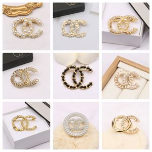 Famoso design oro S Desinger spilla donna strass perla lettera spille vestito pin moda gioielli abbigliamento decorazione di alta qualità