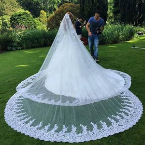 2020 Luxury Long Veil Lace Appliciques Edge Delicate Veil finns i White and Ivory Long Vil258s