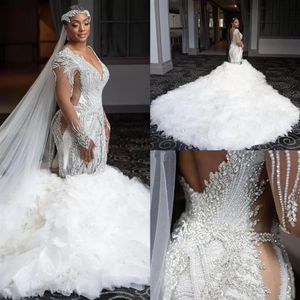 Luxuosas pérolas de cristal vestidos de noiva sereia vestidos de noiva mangas compridas decote em v babados em camadas capela trem árabe dubai robe de237z