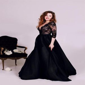 Gothic Desigh Black Lace Wedding Dresses Deep V Neck 3 4 Långärmad spetsar Satin A Line Retro 2019 Bridal Bowns Special Eccase294m