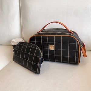 Borsa per il trucco Borsa da viaggio per cosmetici a scacchiera classica da viaggio portatile di grande capacità Mother Pu New 230715