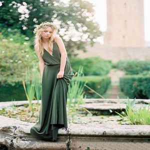 Abiti da damigella d'onore country in stile bohémien Primavera New Spaghetti Low Cut Back Abiti da sposa da damigella d'onore in chiffon verde oliva Chea317t