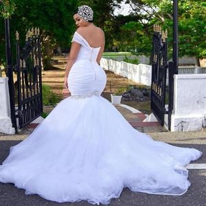 Afrykańskie sukienki ślubne w rozmiarze plus z jednym ramię z koralikami syrena ślubna Szata de Mariee Kryształki Trąbe Bridal Dres207e