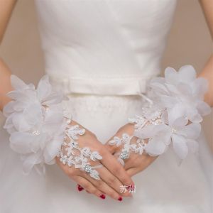 Novos apliques de renda baratos luvas de comprimento de pulso curto para noiva acessórios de casamento sem dedos flores de cristal luva de noiva branca vermelha 283g