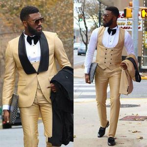 Chic Gold Three Pieces Mens Prom Abiti Groomsmen Smoking da sposa per uomo Blazer Scialle Risvolto One Button Abito formale con giacca Pa213F