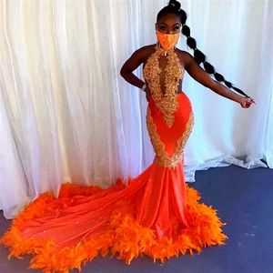 2023 Abiti da ballo a sirena con piume arancioni per ragazze nere Appliques in pizzo con scollo all'americana Abito da festa di compleanno senza schienale lungo African182f