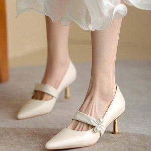 Sukienka buty 2023 Wysokie obcasy klasyczne kobiety seksowne stiletto spiczasty palca czarny patent skórzany single białe pompki weselne imprezowe