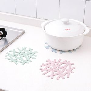 Table Runner Creative Silica Gel Heat-insulating Pad Household Multifunctional Personality Bowl Kitchen Empty Fresh And Anti-scald Pot