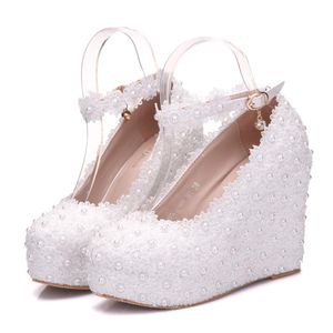 2019 neue Stil weiße Spitze Brautschuhe Slope Heel wasserdichte Plattform für One-Wort-Schnalle Hochzeit Party Shoes292e