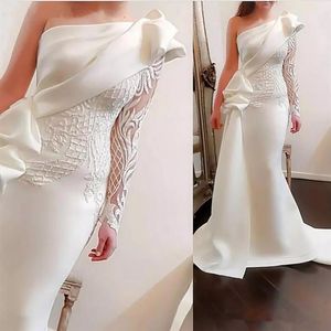 Elegant en axel sjöjungfru aftonklänningar 2021 vita långa ärmar aftonklänningar satin ruched ruffles applique formell klänning 308z