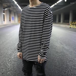 Magliette da uomo Fashion Black White Striped Bottoming Summer Loose High Street Hip-hop T-shirt a maniche lunghe allungate Abiti maschili