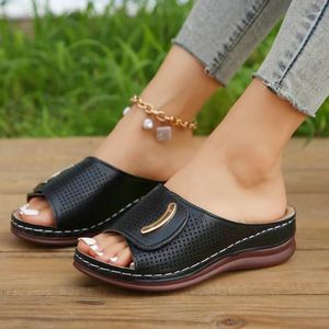 Pantofole 2023 Trend Women Flats Sandali da spiaggia Scarpe casual estive Zeppe firmate Infradito Walking Ladies Slides
