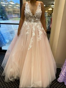 Ny ankomst V Neck ärmlösa applikationer Pageant Dress 3d Floral With Beadings Girls Formal Dress Sweet 16 Dresses Coral Quinceanera Dresses 2023