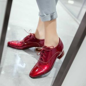 Sukienka Buty British Retro Buty Oxford dla kobiet swobodne patentowe skórzane butę euro butów Kobieta koronkowe mieszkania duże rozmiar 45 L230724