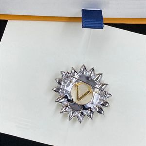 Klassisk bokstav Sun Diamond Brosches Designer Metal Shiny Crystal Brosch Ladies Elegant Shiny Rheinestone Pin With Present Box