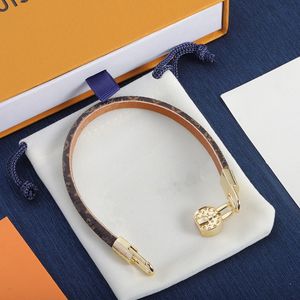 Charm Bracelets 유럽 미국 스타일 브랜드 남성 여성 장막 가죽 자기 버클 핸드 로프 플라워 L 디자인 조각 v 레터 메탈 푸랑 팔찌