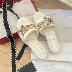 Tasarımcı kadın terlik düz sandal deri düz renk elmas-desenli inci zincir donanım şanslı kilit açık plaj ayakkabıları gündelik ayakkabı flip floplar katır kama