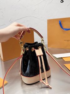 Varumärkesdesigner Mini Bucket Bags Patent präglade kvinnor äkta riktiga läder crossbody axelväska handväskor totes hög kvalitet med ruta 134