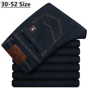 Jeans da uomo Taglie forti 42 44 46 48 50 52 Jeans neri classici da uomo Business Casual Jeans elasticizzati in denim allentato dritto Pantaloni da uomo di marca L230724