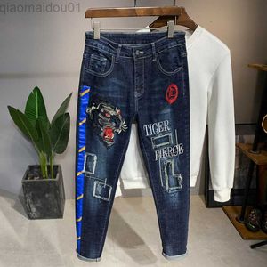 Herr jeans nya tiger broderade jeans män mode raw kant lapptäcke tryck personlighet trend manlig mager denim byxor streetwear l230724