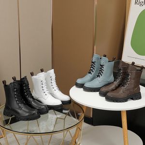 Baroqu Rangern Boot 1Ab8ng Black Runway Style Womens Designer Boots Motorcykelstövlar som är graverade med logotypblommor Initialer för att skapa en dekorativ 3D -effekt