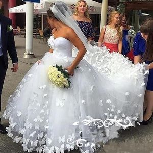 2020 Elegant Long Brides Ball Gown Wedding Dresses 3D Butterfly Princess Tulle Lace Sweetheart Neck Bridal Gowns Custom Plus Size210G