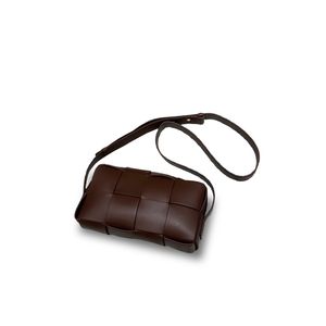 Borsa Cloud - Tessuto grande, design minimalista: piccola borsa quadrata in vera pelle intrecciata a griglia, borsa elegante, ascellare, spalla singola, tracolla rossa