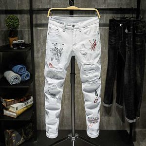 Jeans da uomo Moda Trendy Ricamo lettere Uomo College Boys Skinny Runway Zipper Denim Pantaloni Jeans strappati distrutti Jeans bianchi neri L230724