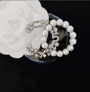 Desinger Spilla retrò Donna Strass di cristallo Perla Lettera Spille Abito Pin Regali di moda Accessori di gioielli Alta qualità 20 stile