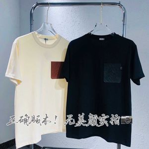 Homens camisetas Edição Edição Original 23ss Luo Yiwei solto encaixe de manga curta de couro bordado em torno do pescoço T-shirt para casais