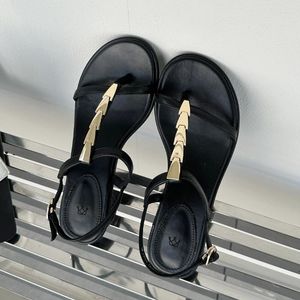 Confortáveis sandálias femininas grossas planas salto de verão conjunto dedo do pé sapatos de sola macia com alça t metal decorativo sandalias sólido simples