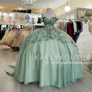 2023 Mint Green Floral Lace Handgjorda blommor Quinceanera klänningar LACE-UP CORSET OFF Tiered Corset för Sweet 15 Girls 285n