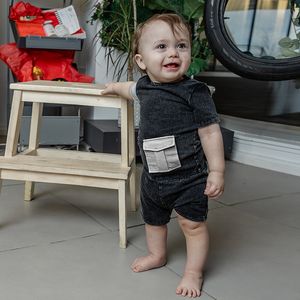 Kläderuppsättningar pojkes inställda sommarkläder korta ärmar ribbade leggings baby pojke set barn pojke tshirt kläder sommar svart kontrast vit ficka 230721