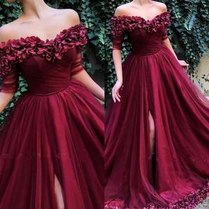 Burgundy Off the Shoulder Tulle 라인 긴 저녁 드레스 2019 짧은 슬리브 ruched 스플릿 3D 플로럴 형식 파티 무도회 복장 303m