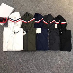 Projektant marki Mens Windbreaker Men Lekkie z kaptury skoczka letnia kurtka przeciwsłoneczna Sprężyna jesienna kurtki odznaki CJG2307249