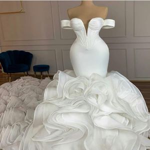 Underbara 2021 Mermaid Organza Wedding Dresses Brudklänningar med långt tåg från axeln Tiered Ruffles Robe de Mariee235q