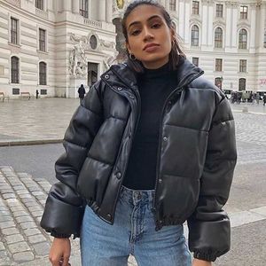 Jaquetas femininas 2022 inverno quente grosso casacos de couro PU mulheres curtas parkas moda algodão preto acolchoado senhora jaqueta elegante com zíper roupas L230724