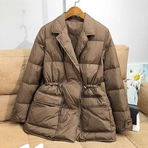 Women's Down Parkas 2021 Zimowa nowa kołnierz dla kobiet w dół kurtka moda Temperament All-mecz w talii biała kaczka w dół kurtka kobiet HKD230725