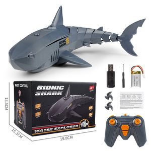 Electric/RC Animals Electric Children's Toys 2.4G Remote Control Electric Shark Laddningsfärg Olika presentprydnader kan simma i vatten 230724