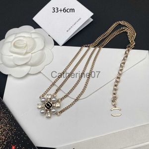 Colares com pingente nunca desbota carimbo colares com pingente de luxo 12 designers de estilo cobre banhado a ouro letra para mulheres jóias de casamento J230725