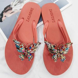 Chinelos de verão novos sapatos femininos de vidro com strass borboleta fivela chinelos femininos planos sandálias de praia moda simples qt541 L230725