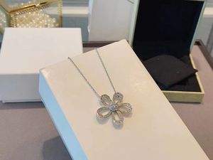 designer Vintage love style Five-leaved flower letter Necklace 18K gold brand sweater necklace Glamour women's wedding party jewelry accessories