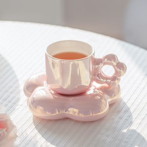 Tubllers Nordic Fashion Pearl White Pink Purple Fiolet Flower Coffee Cup i spodek Śliczny ceramiczny zestaw herbaty Prezent dla jej dziewczyny Mother Friends 230725
