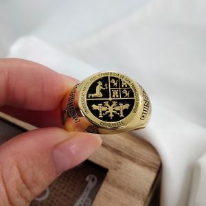 Обручальные кольца Индивидуальное вырезанное 17 -миллиметровое круговое кольцо с гравированным фирменным кольцом персонализированное гравированное письмо кольцо мода мужские медные украшения 230725
