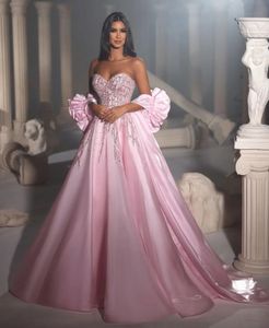 Modern Balo Gown Balo Elbiseleri Kolsuz V Boyun Çıkarılabilir Satin Cape Aplikes Pullar Boncuklu Zemin Uzunluğu 3d Dantel Gece Elbisesi Plus Boyutu Gelin Gowns Özel Yapım