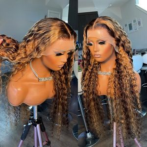 Destaque Ombre Curly Perucas de Cabelo Humano HD Transparente 13x4 Lace Front Wig Blond 34 Polegada Deep Wave Lace Frontal Peruca Sintética para Mulheres